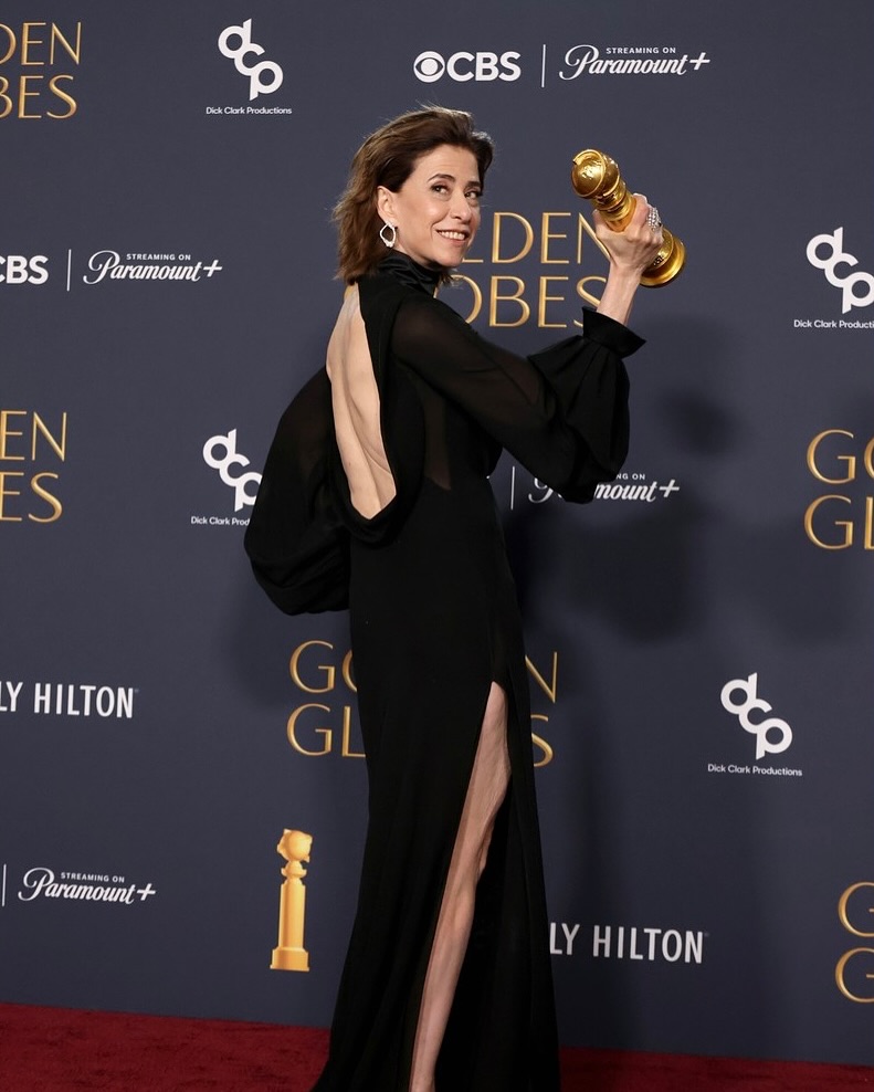 Foto do Fernanda Torres segurando a taça do Globo de Ouro