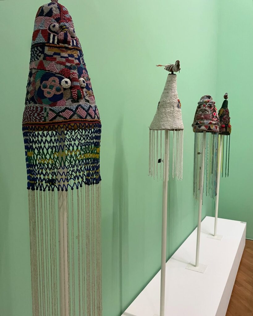 Foto tirada da exposição de moda africana em São Paulo, mostrando elementos de decoração bordados.