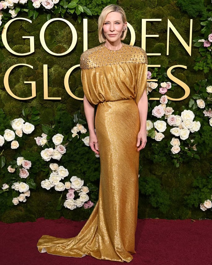 Foto da Cate Blanchett na premiação do Globo de Ouro com um vestido dourado.