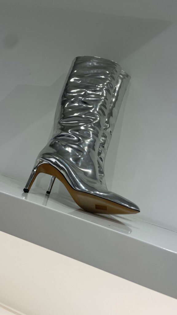 Foto de um par de botas pratas.