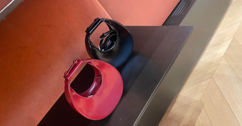 Bolsas com formatos geometricos encontradas no tour por lojas em Nova York