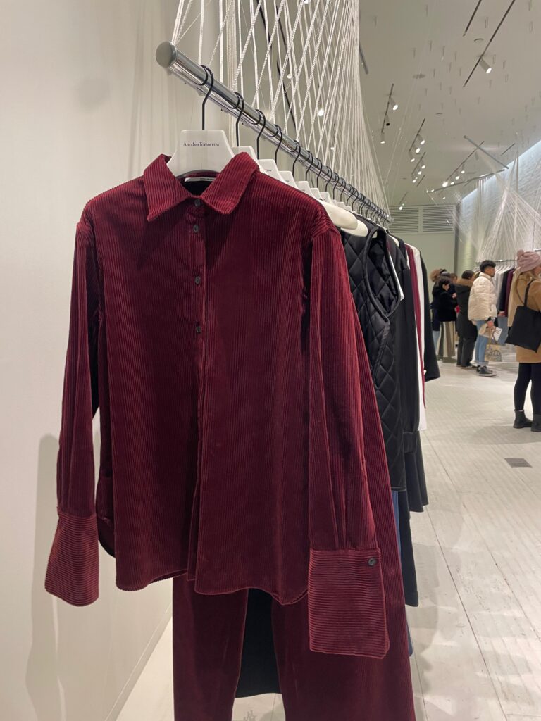 Foto de uma camisa camursa, na cor vinho. A foto foi tirada no tour por lojas em Nova York, durante o NY Fashion week 2025.