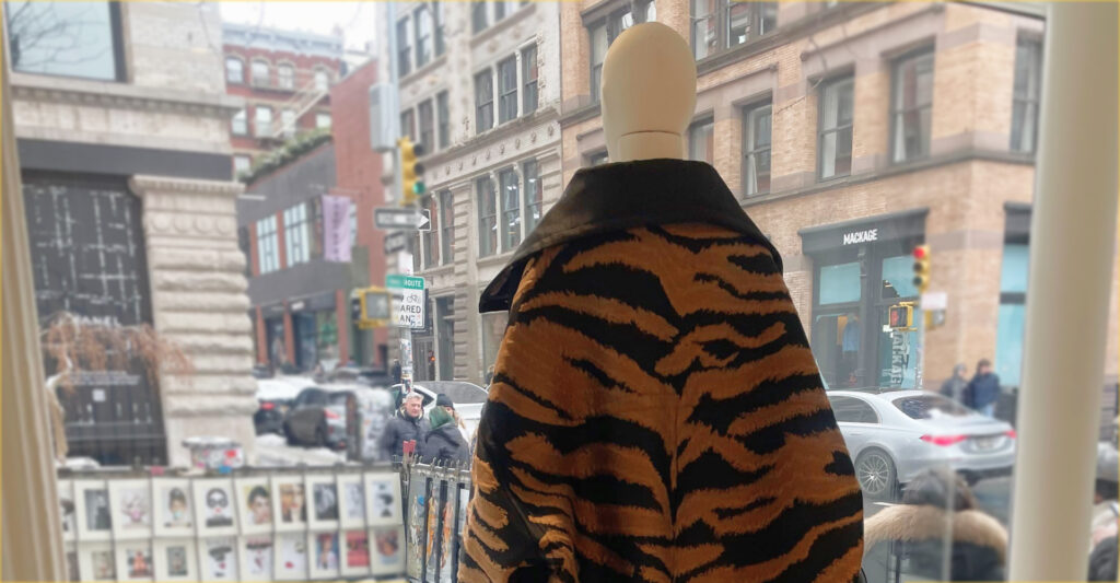 Capa do post: Foto de uma maniquim em Nova York com casaco de pele marrom rajado de preto.