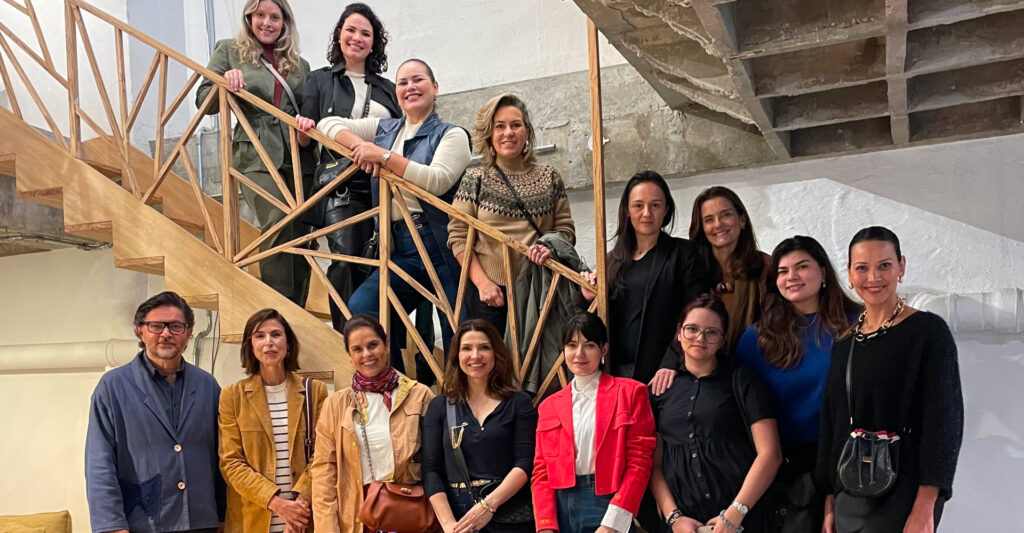 Foto das participantes do The Trends Tour em uma escada na galeria Metropole, em São Paulo.