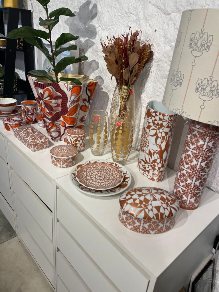 Foto de vasos e pratos pintados na galeria de arte.