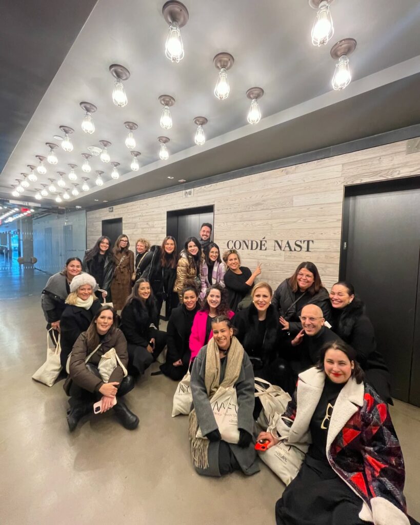 Foto da turma do New York Fashion Tour durante a visita à Condé Nast em 2024.