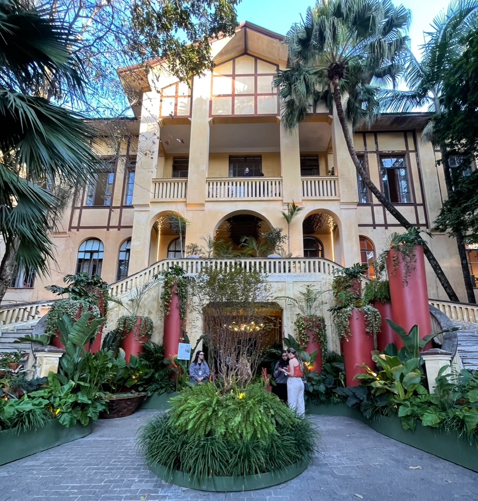 Foto da fachada de um dos prédios que abriga a exposição casacor 2025.