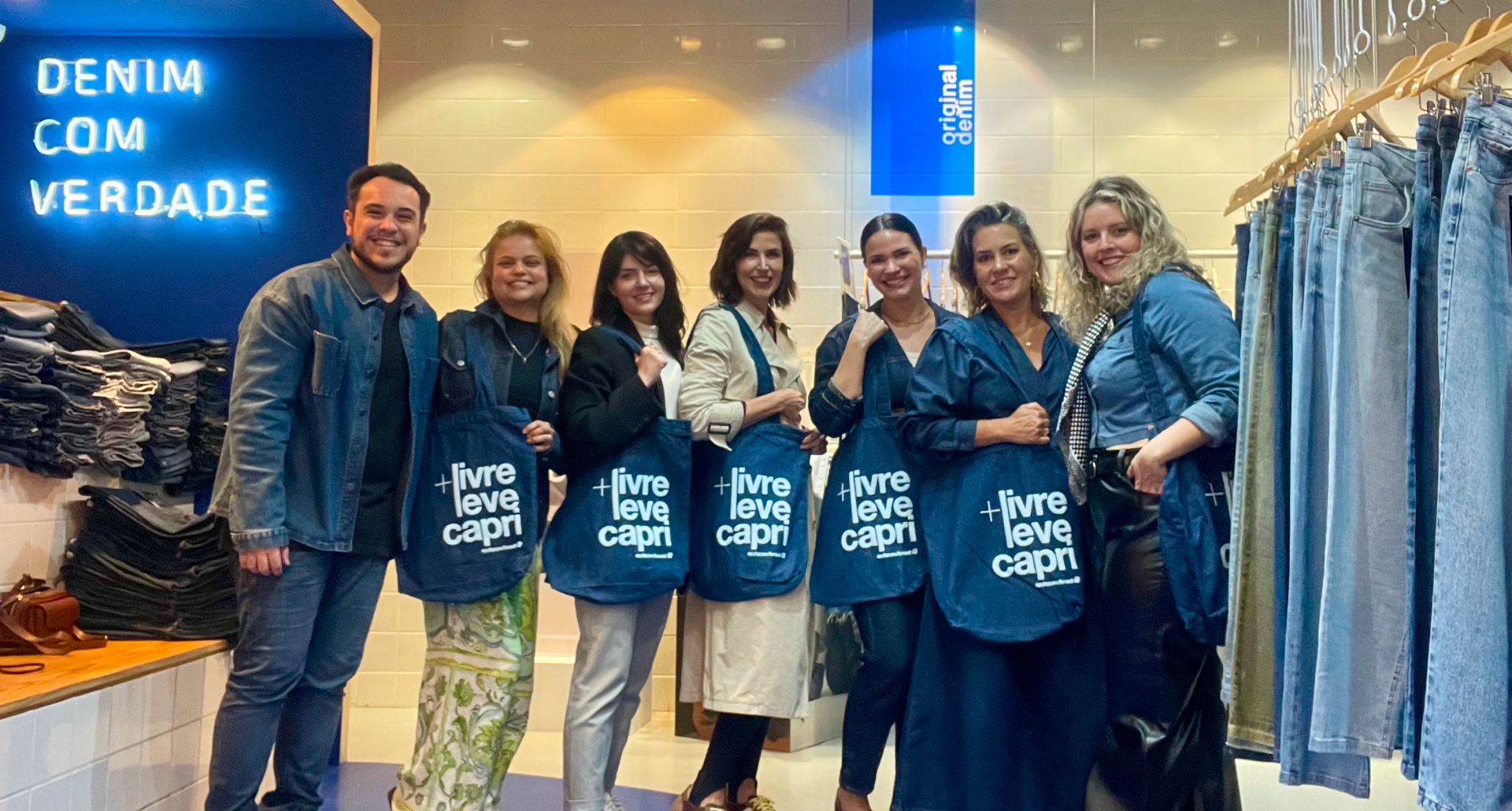 Foto da turma do The Trends Club durante visita guiada ao Denin City SP. Na foto, Silvia Scigliano e alunas usam jeans e suas ecobags ganhadas no tour feitas do material.