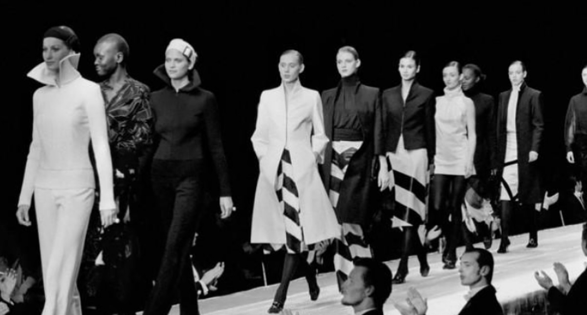Foto antiga em preto e braco de uma das primeiras edições da New York Fashion Week