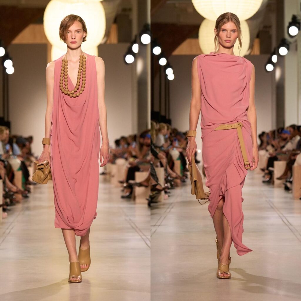 modelos usam vestidos em tons de rosa suaves no  desfile da Michael Kors Collection.