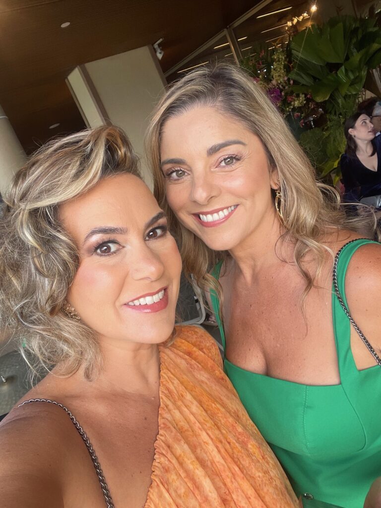 Foto da Silvia e sua amiga em festa, mostrando o rosto e destacando a maquiagem leve.