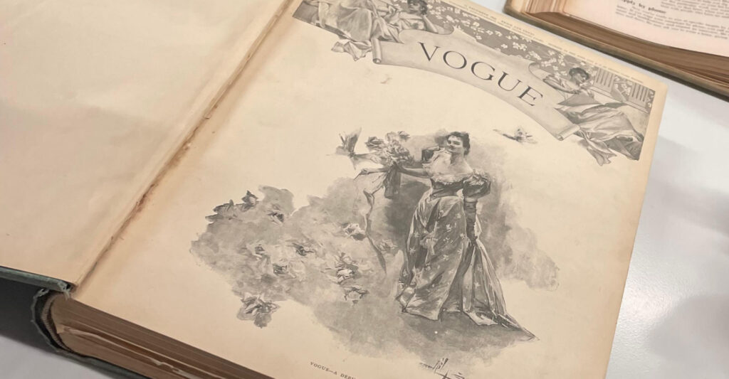 Foto da primera revista vougue exposta na Condé Nast