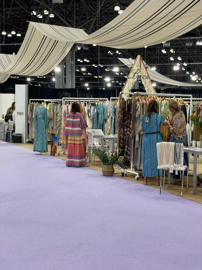 Foto de exposição de roupas na Coterie New York