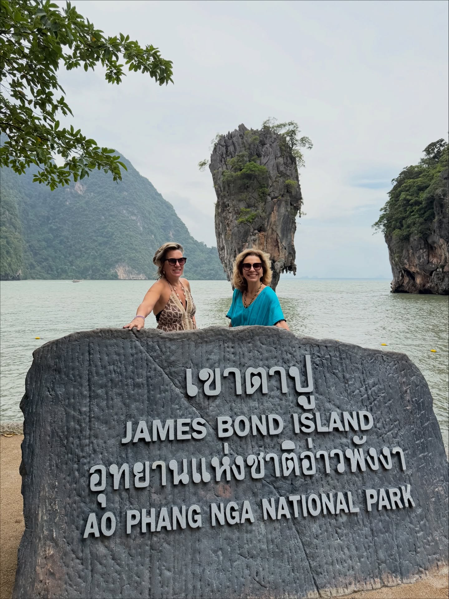 Foto da consultora de imagem Silvia Scigliano e sua amiga na famosa ilha James Bond Island, na Tailândia.