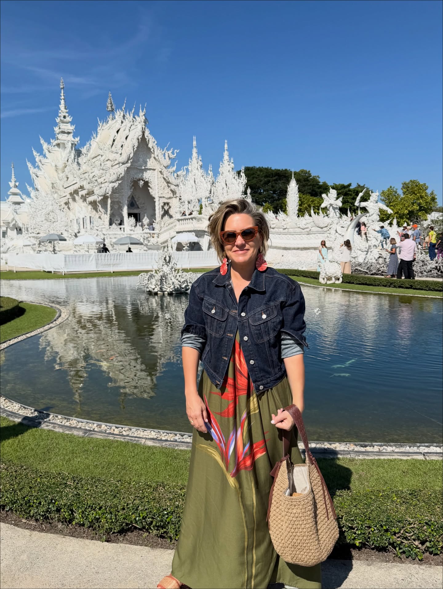 Foto da Silvia Scigliano em frente à estátua branca de Guan Yin, no Templo Branco da Tanlância.