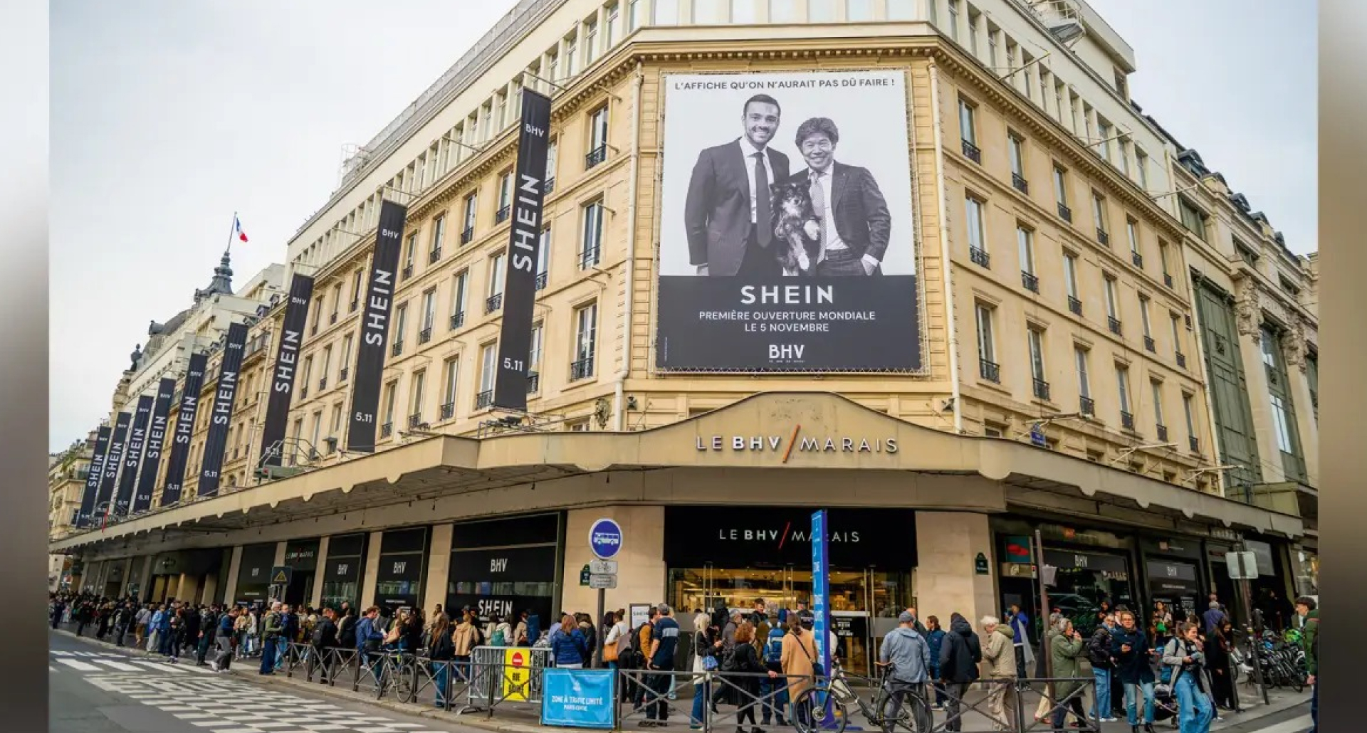 Foto da inauguração da Shein em Paris mostrando grandes filas na rua.