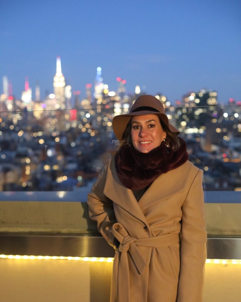 Foto da Silvia Scligliano vestida com cachecol e casaco grosso no inverno de NY
