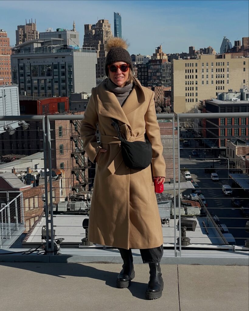 Foto de Silvia Scigliano com blusa de gola alta, touca e casaco grosso.