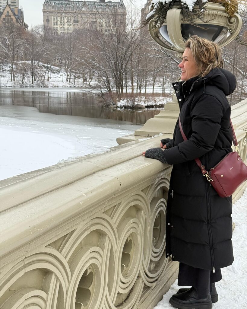 Foto da Silvia Scigliano com bota para neve em inverno de Nova York.