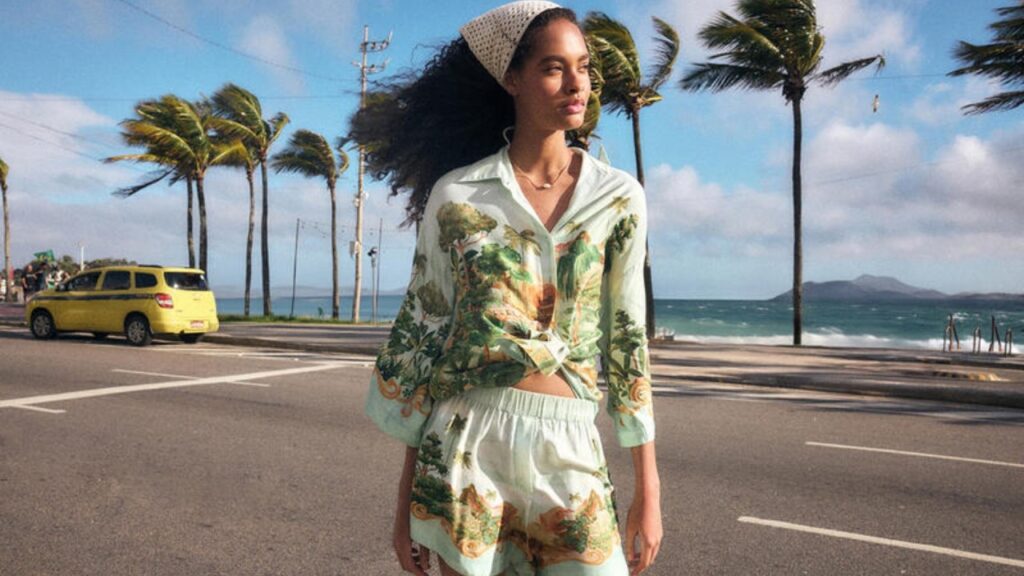 Foto de modelo com roupa estampada da Farm Rio. As estampas que representam o Brasil na moda.