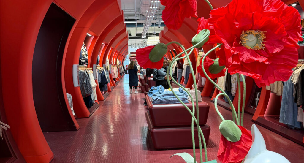 Foto da loja conceito da Target na SoHO. A loja é vermelha, cheia de decorações inusitadas e os provadores tem formato de arco.