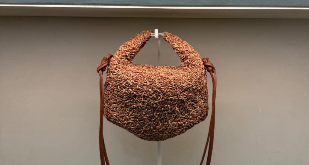 Foto mostra bolsa marrom com textura em trama, uma das tendências de moda em Nova York