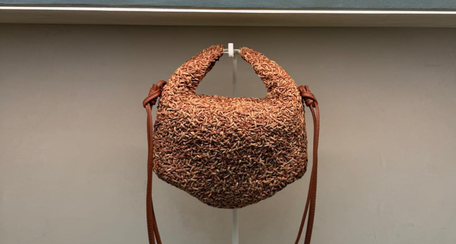 Foto mostra bolsa marrom com textura em trama, uma das tendências de moda em Nova York