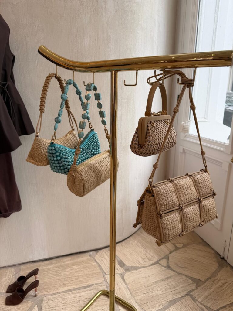 Foto de varias bolsas com texturas diferentes em uma loja em Nova York.