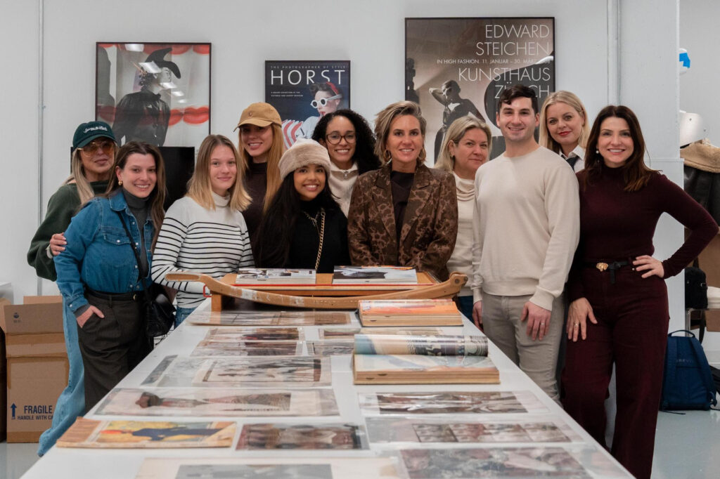 Foto das participantes do NY Fashion Tour em frente ao acervo da revista Vogue na edição de fevereiro de 2026.