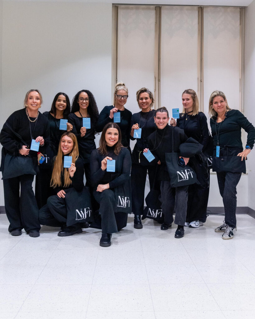 Foto das participantes do NY Fashion Tour com crachá de participação dos bastidores da New York Fashion Tour.