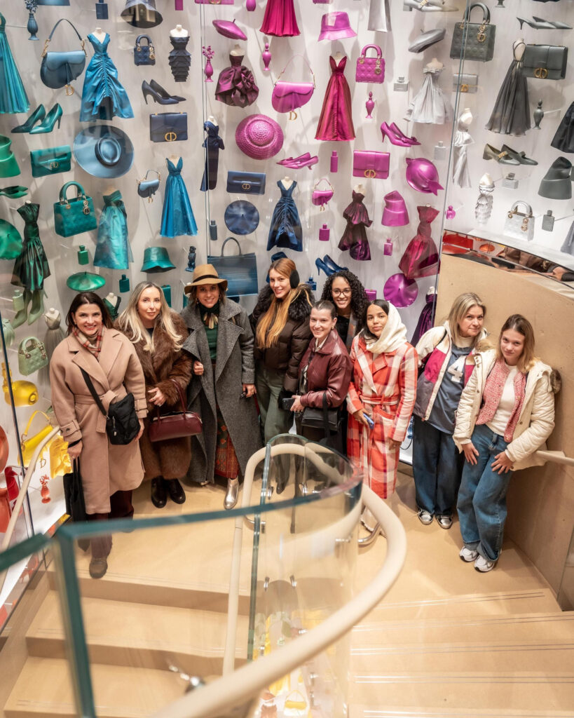 Grupo de alunas durante o passeio em lojas conceito em Nova York.