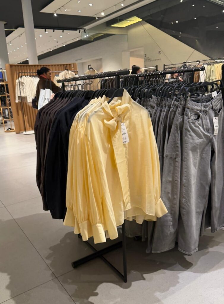 Foto de camisa amarelo manteira em loja, mostrando Tendências de moda em Nova York