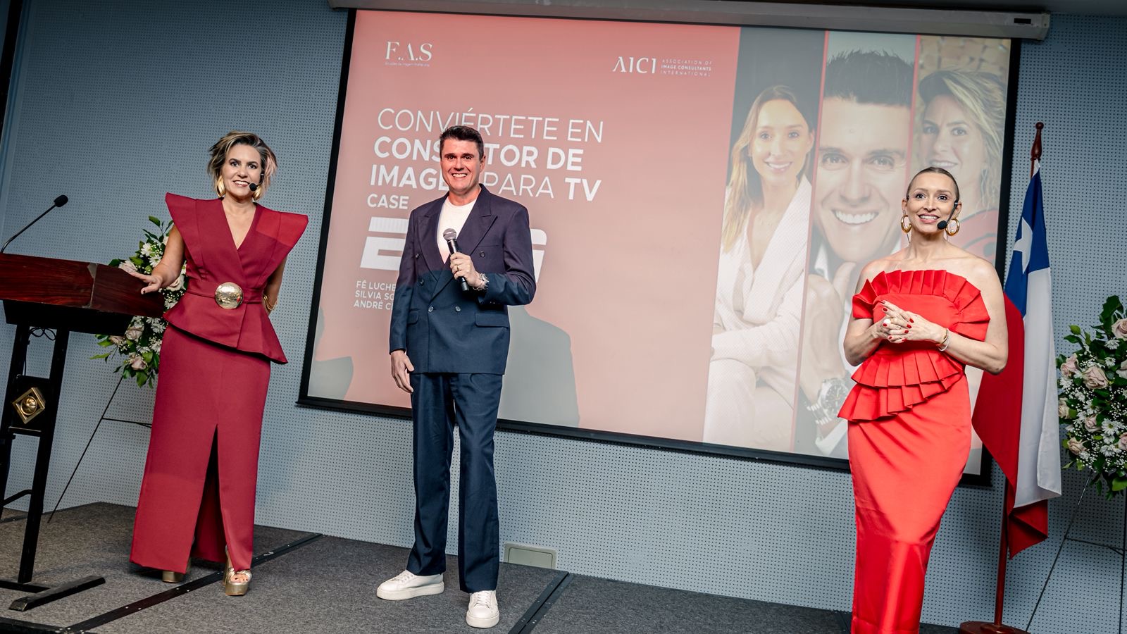Foto da palestra dada por Silvia Scigliano durante a conferencia da AICI no Chile, apresentando o caso de consultoria de imagem corporativa da ESPM Brasil. Na foto, Silvia aparece com blaser e saia vermelhors ao lado de dois outros palestrantes.