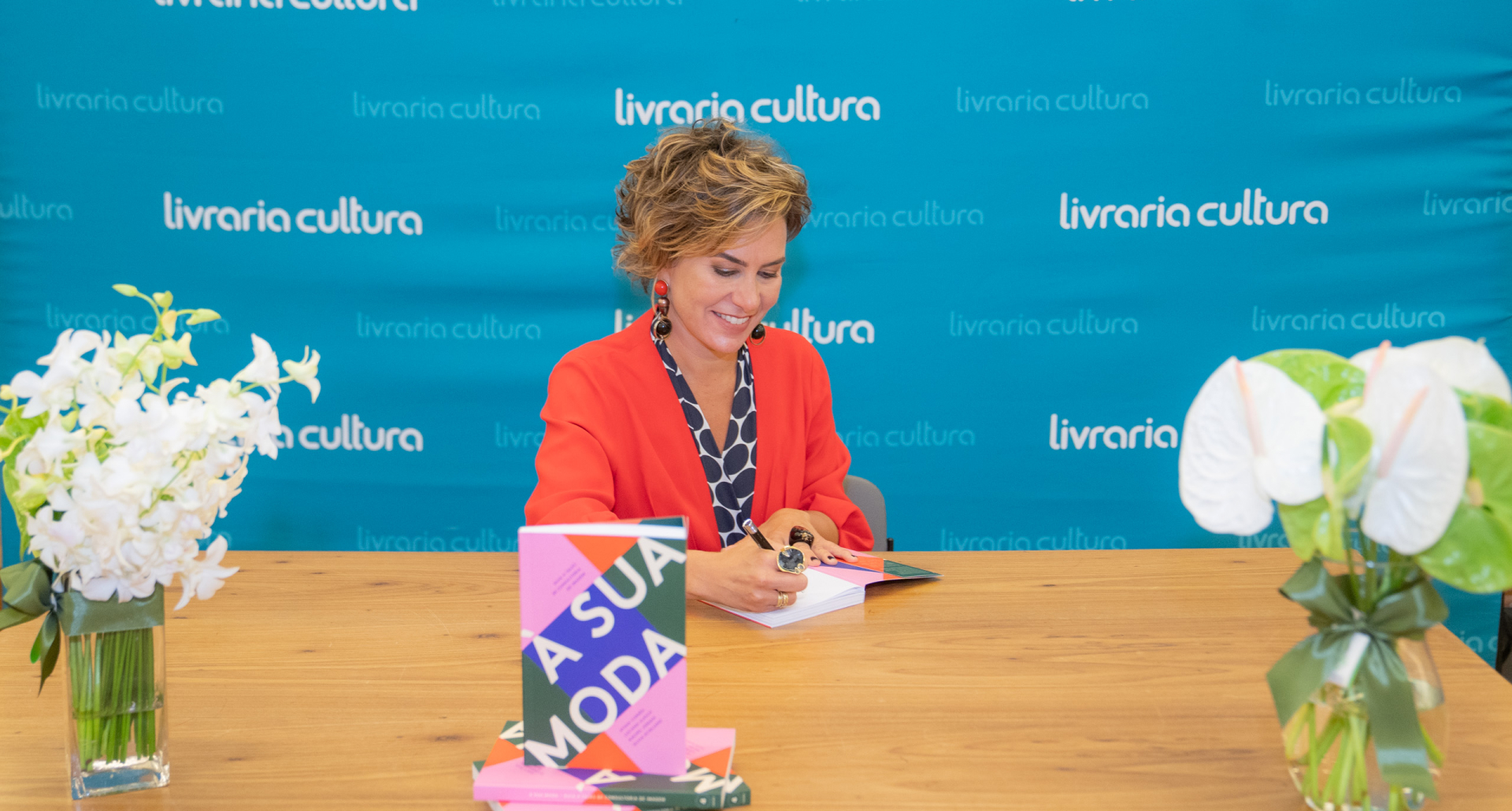 Silvis Scigliano autografando livro À sua Moda em noite de autógrafos na Livraria Cultura. O livro fala sobre a consultoria de imagem no Brasil.