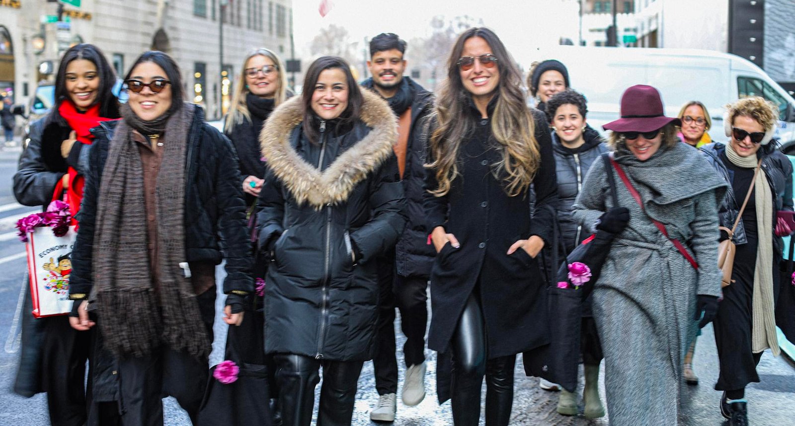 Foto tirada em Nova York no inverno, a foto tem estudantes e profissionais da moda, durante escursão em NY do NY Fashion Tour.