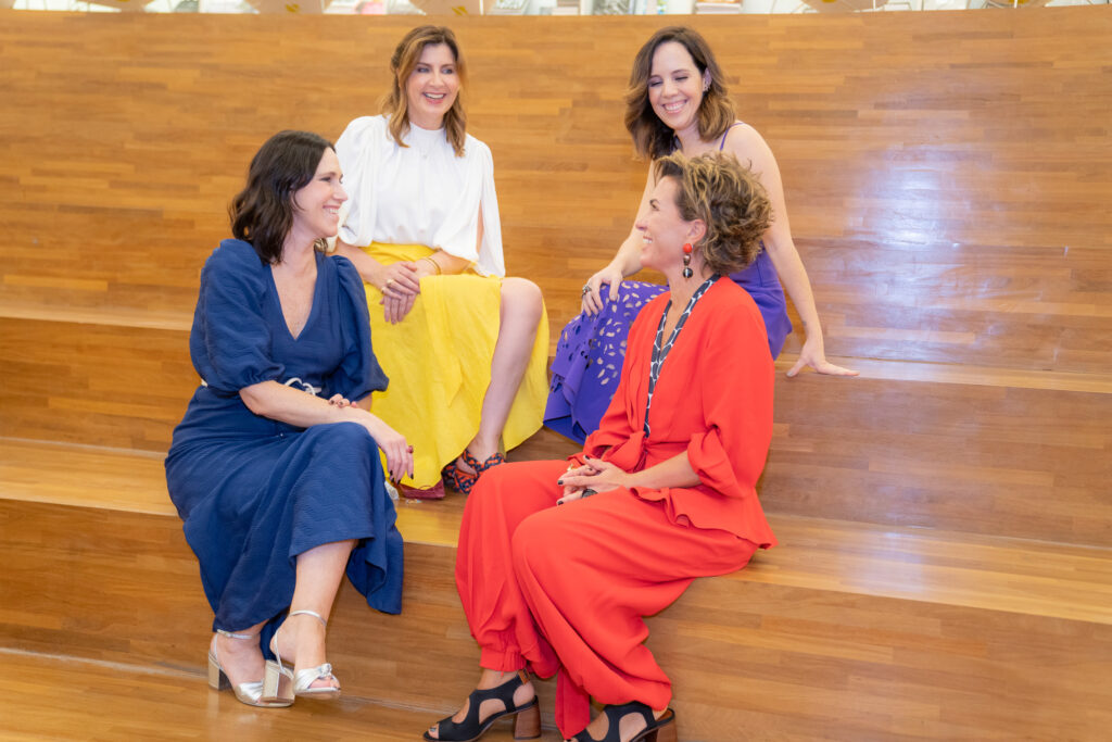 Foto da Silvia Scigliano com as amigas em lançamento do livro À Sua moda 2.
