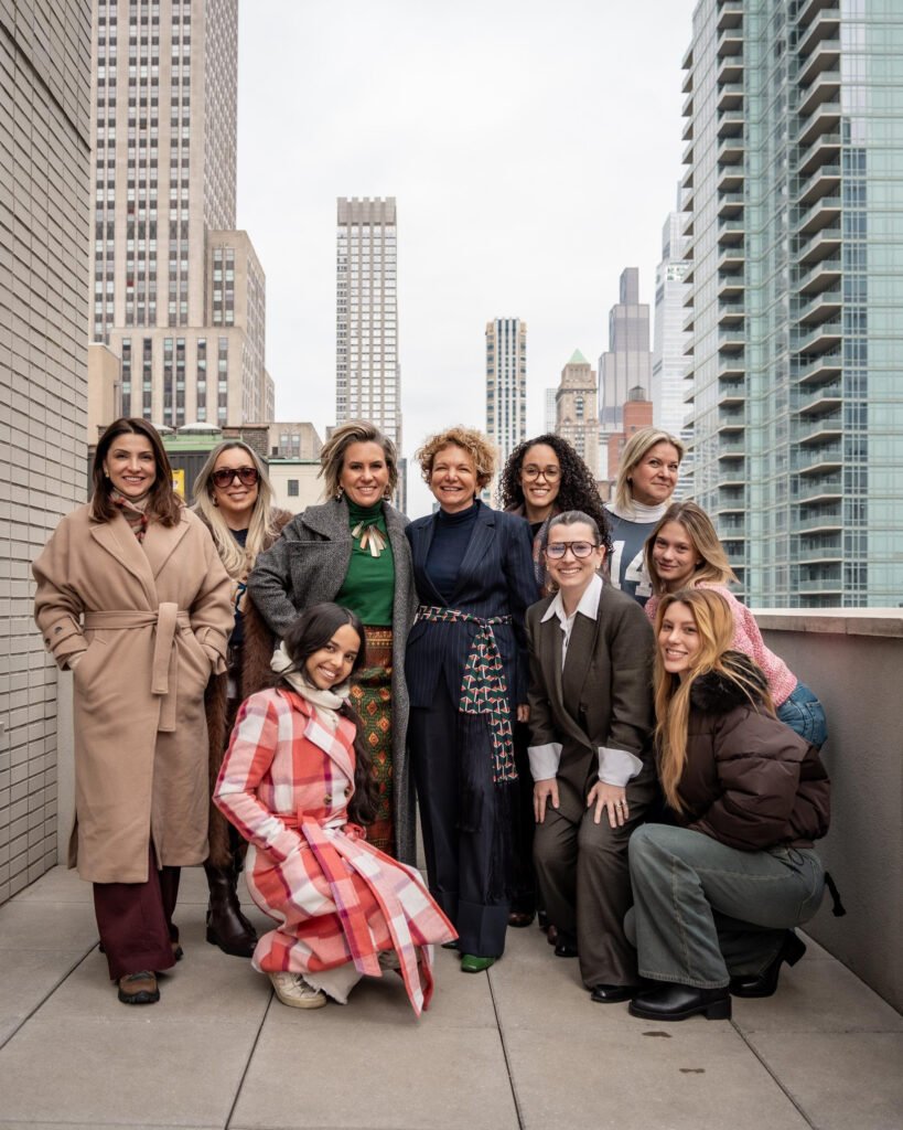 Foto das participantes do NY Fashion Torur na sacada de um dos prédios. Aos fundo vê-se grandes predios da cidade de Nova York.